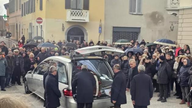 Funerali di Lorenzo Rovagnati, chiesa gremita. La madre legge l'Inno all'Amore di San Paolo