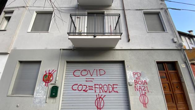 Il circolo Pd Oltretorrente imbrattato da sceritte No vax. Guerra: "Atti squallidi e poco coraggiosi"