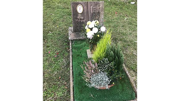 Rubati dei fiori da una tomba del cimitero di Sivizzano