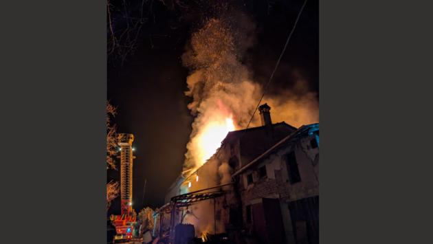 Incendio in un'abitazione sulle colline di Lesignano: 5 squadre dei vigili del fuoco e 118 sul posto 