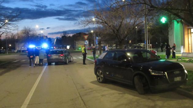 Auto sbatte contro un veicolo in sosta in via Picasso