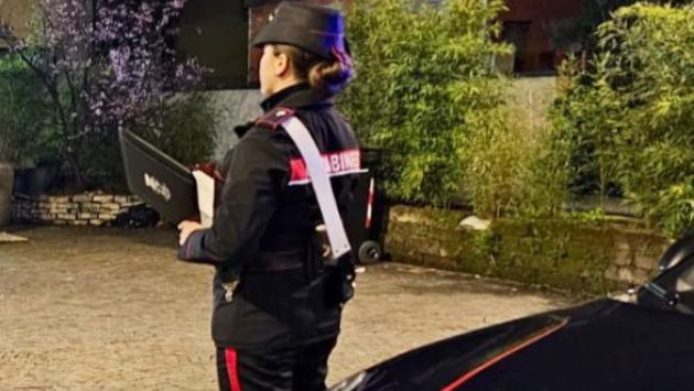 Molestie, offese e minacce anche con coltello ai vicini: denuncia e divieto di avvicinamento