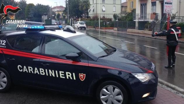 Con un tronchese forza la porta di un garage, messo in fuga dall'allarme. Individuato grazie alle telecamere: 37enne denunciato