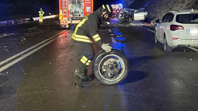  Scontro tra auto e camion, morti 2 ragazzi di 19 anni, altri 2 feriti in provincia di Bergamo