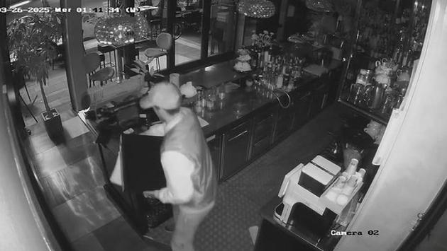 Spacca la porta del bar Chiosco, e poi scappa con il registratore di cassa - Video