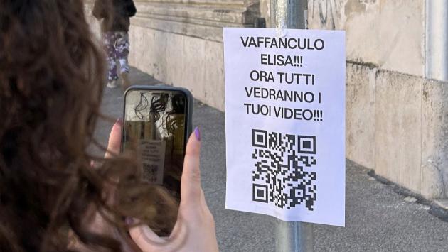 «Se guardi, sei complice»: la campagna di IED Roma contro il revenge porn
