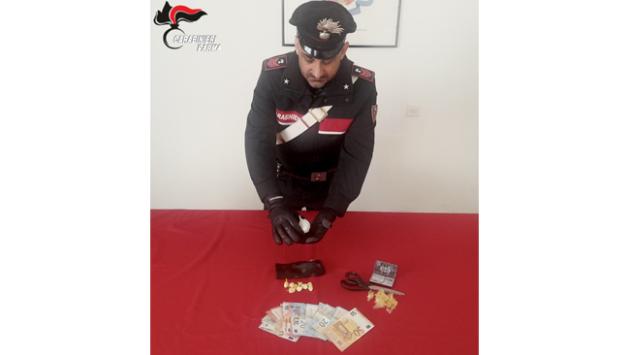 Parma: fermato in auto dai carabinieri viene trovato con 10 dosi di cocaina nascoste sotto la leva del cambio. Nel suo appartamento in centro trovati altri 22 grammi e il kit per il confezionamento. A