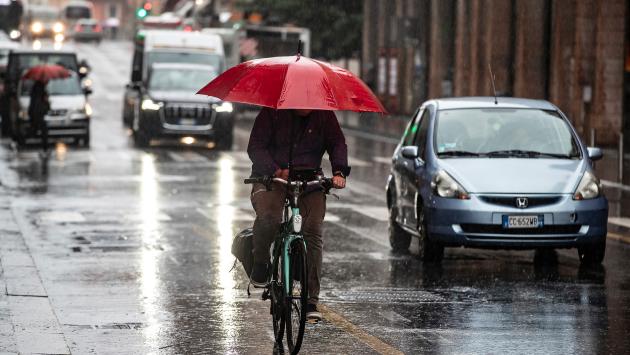 Maltempo, non c'è tregua, forti temporali in arrivo:pericolo piene e frane