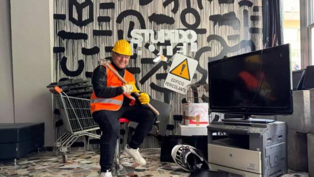 Mazza e casco per spaccare tutto in diretta, lo show in albergo