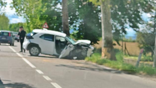 Auto contro un platano a Stradella: due feriti