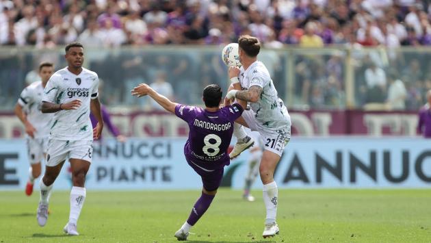 Empoli ko nel derby (2-1 Fiorentina). Inter in crisi, sconfitto dalla Roma 1-0. Il Milan batte il Venezia. Un gol di Strefezza regala la salvezza al Como (1-0 al Genoa) - Risultati e classifica