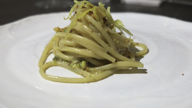 Spaghettoni con colatura di alici, limoni pistacchi