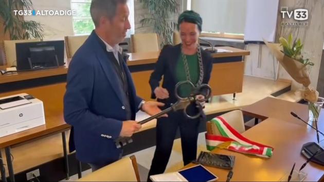 La neo-sindaca di Merano si toglie la fascia tricolore: è polemica - Video 