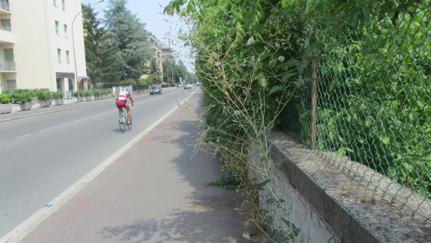 Paura in via Zarotto: bambino cade dal passeggino, è grave