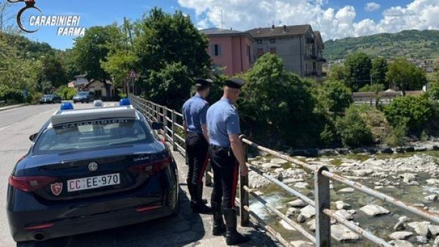 Borgo val di Taro: minaccia di gettarsi dal ponte sul fiume Tarodine. I carabinieri intervengono e la salvano