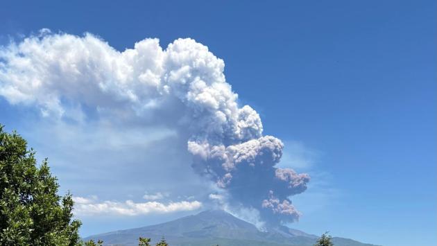  Crolla parte del cratere dell'Etna, nube eruttiva alta chilometri 