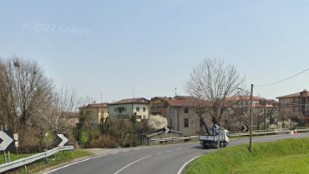 Moto sbanda e finisce fuori strada a Bannone: due feriti