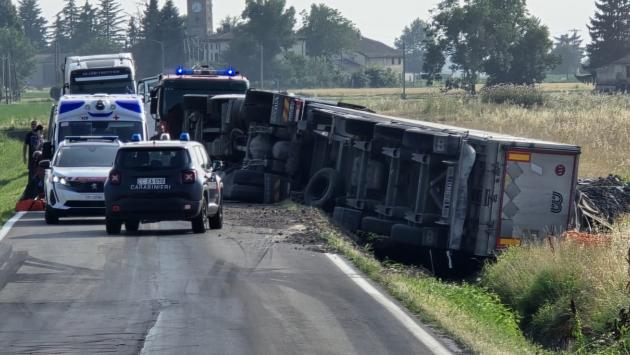 Incidente a Diolo, camion si ribalta e finisce fuori strada: conducente trasportato al Maggiore