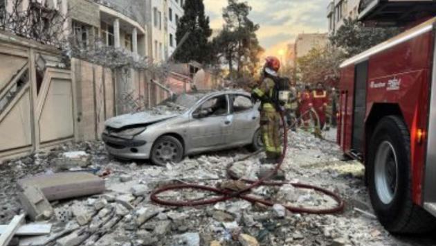 Israele attacca l’Iran, colpiti siti nucleari e militari: «Uccisi il capo di Stato maggiore e la guida dei Pasdaran». Teheran risponde con 100 droni
