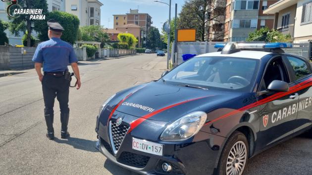 Parma: scalzo e visibilmente alterato entra in un supermercato e dopo aver arraffato un paio di ciabatte minaccia la guardia con una forbice e scappa. 41enne dell’est Europa denunciato per rapina e re