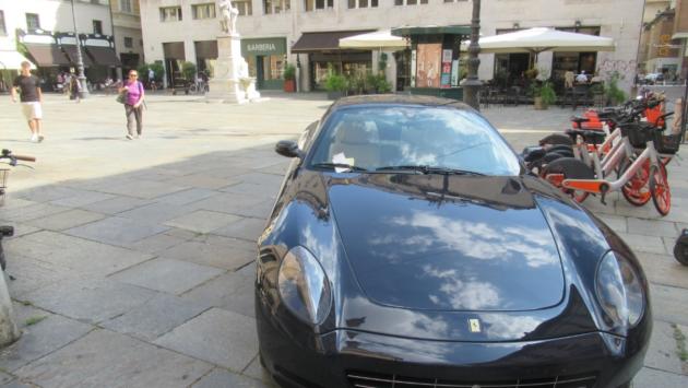 Piazza della Steccata, il «cavallino» non è una bicicletta. E arriva la multa