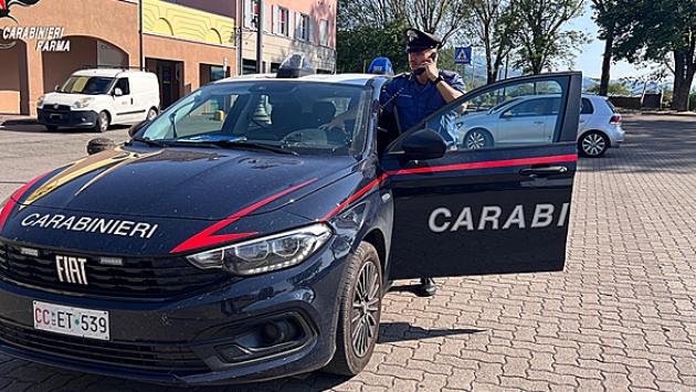 Ricercato da un mese ruba alcolici e minaccia la commessa di un supermercato per fuggire. Arrestato e portato in carcere 42enne straniero