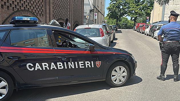 In pieno giorno si slaccia i pantaloni e si avvicina con proposte oscene a una donna che scappa impaurita. Denunciato 64enne italiano
