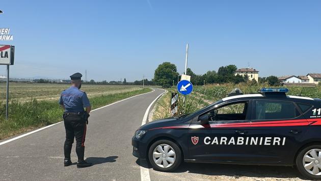 Parma: sale sul tetto di casa e minaccia di lanciarsi di sotto. I carabinieri intervenuti gli salvano la vita.