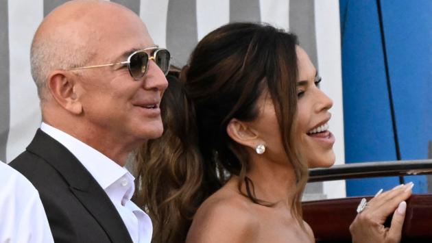 Il sindaco di Venezia omaggia "i Bezos" con rose bianche e Amarone