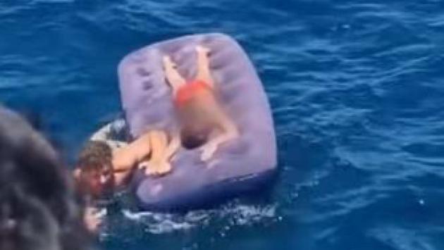 Bimbo di 5 anni finisce al largo col materassino: salvato