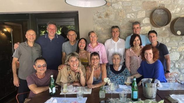 Foto di classe con la maestra dopo 50 anni 