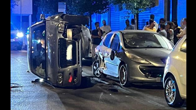Paura in piazzale Pablo: auto si ribalta in mezzo alla strada e va a sbattere contro un veicolo parcheggiato