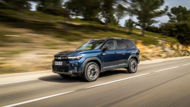I plus del Suv di Dacia: spazio, comfort, dotazioni e full hybrid. Da 24.800 euro 