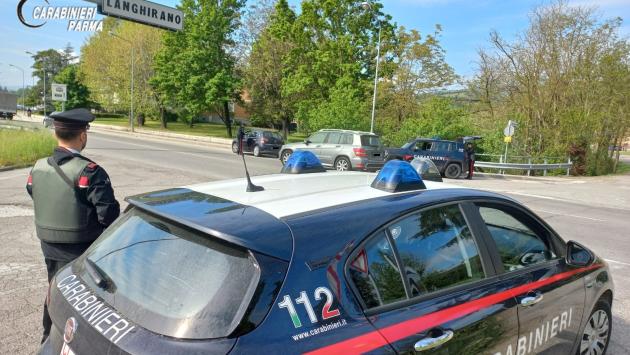 Finge di non capire l’italiano e chiede aiuto alla negoziante per tradurre le sue richieste con il cellulare, ma era una scusa per rubarglielo. denunciata per furto 42enne dell’Est Europa