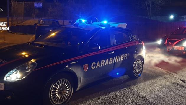 Borgo val di Taro: evade dai domiciliari e usa violenza nei confronti dei carabinieri che lo trovano in un bar della zona. Arrestato e portato in carcere 29enne italiano