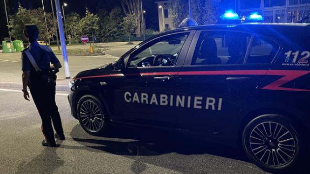 Si arrampica e raggiunge il balcone di un condominio, ma fa scattare l’allarme. Una pattuglia del radiomobile della compagnia di Parma interviene e ferma l’acrobata. 29enne denunciato per furto e viol