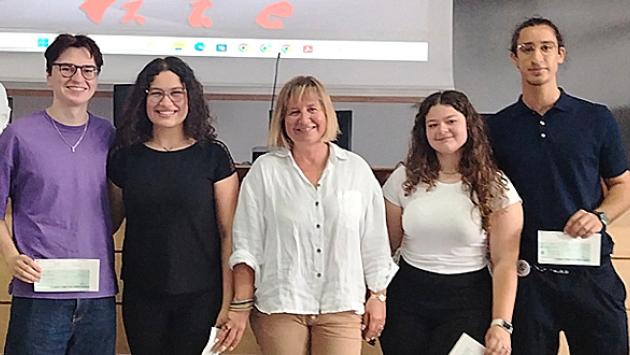 Lacrime e saluti per i maturandi. «Arrivederci ragazzi». E il Bodoni celebra i suoi alunni migliori 