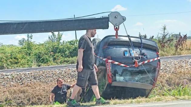 Auto si ribalta e finisce nel canale a Sorbolo