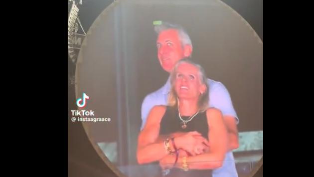 La telecamera fa scoprire una coppia "clandestina" al concerto dei Coldplay - Video 