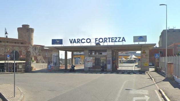 Allarme bomba a bordo di un traghetto a Livorno, controlli in corso