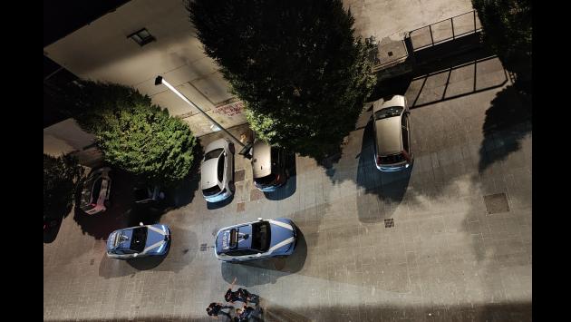 San Leonardo, scopre il ladro nell'auto sottocasa, nel parapiglia ferito anche un passante con un coltello: denunciato un 27enne