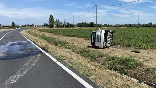 Martorano, auto esce di strada e si ribalta su un fianco: una persona incastrata - In aggiornamento