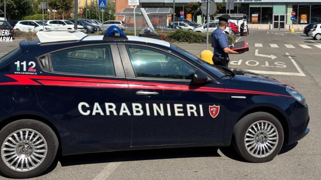Due ragazze si baciano alla festa del Lambrusco: insultate e aggredite nel Modenese