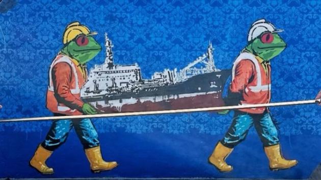 Nave incagliata, un murale di 40 metri davanti al pontile