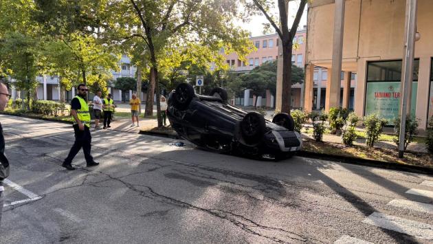 Auto ribaltata alle otto questa mattina a Tabiano in Viale Fidenza un’utilitaria