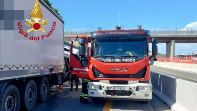 Schianto con 2 tir sull'A1, morta una 21enne