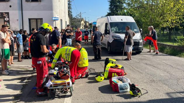 Uomo in bicicletta investito da un furgone a Mezzano Superiore: atterrato l'elisoccorso del 118