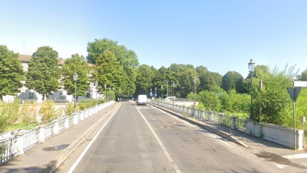 Scontro auto-scooter sul ponte dei Carrettieri in via Po: ferita una 17enne
