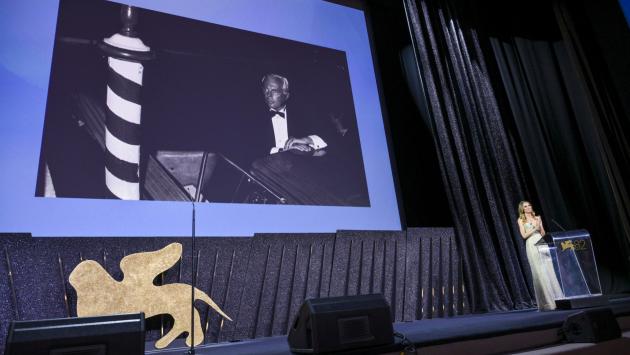 Gran finale al Festival  del Cinema di Venezia: tutti in piedi per Armani. Migliore interpretazione a Xin Zhilei