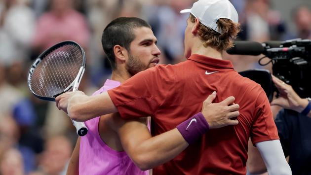 Alcaraz perfetto: batte Sinner in quattro set, vince gli Us Open e torna il numero uno al mondo
